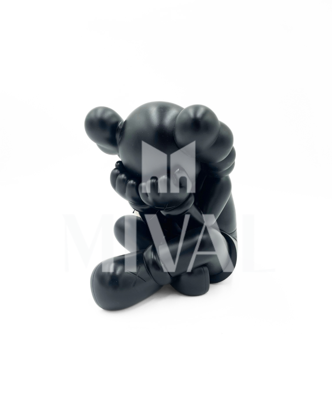 KAWS SENTADO
