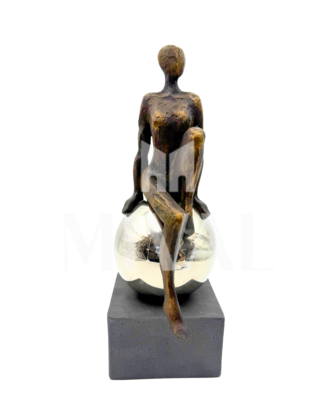 ESCULTURA MUJER SENTADA EN ESFERA