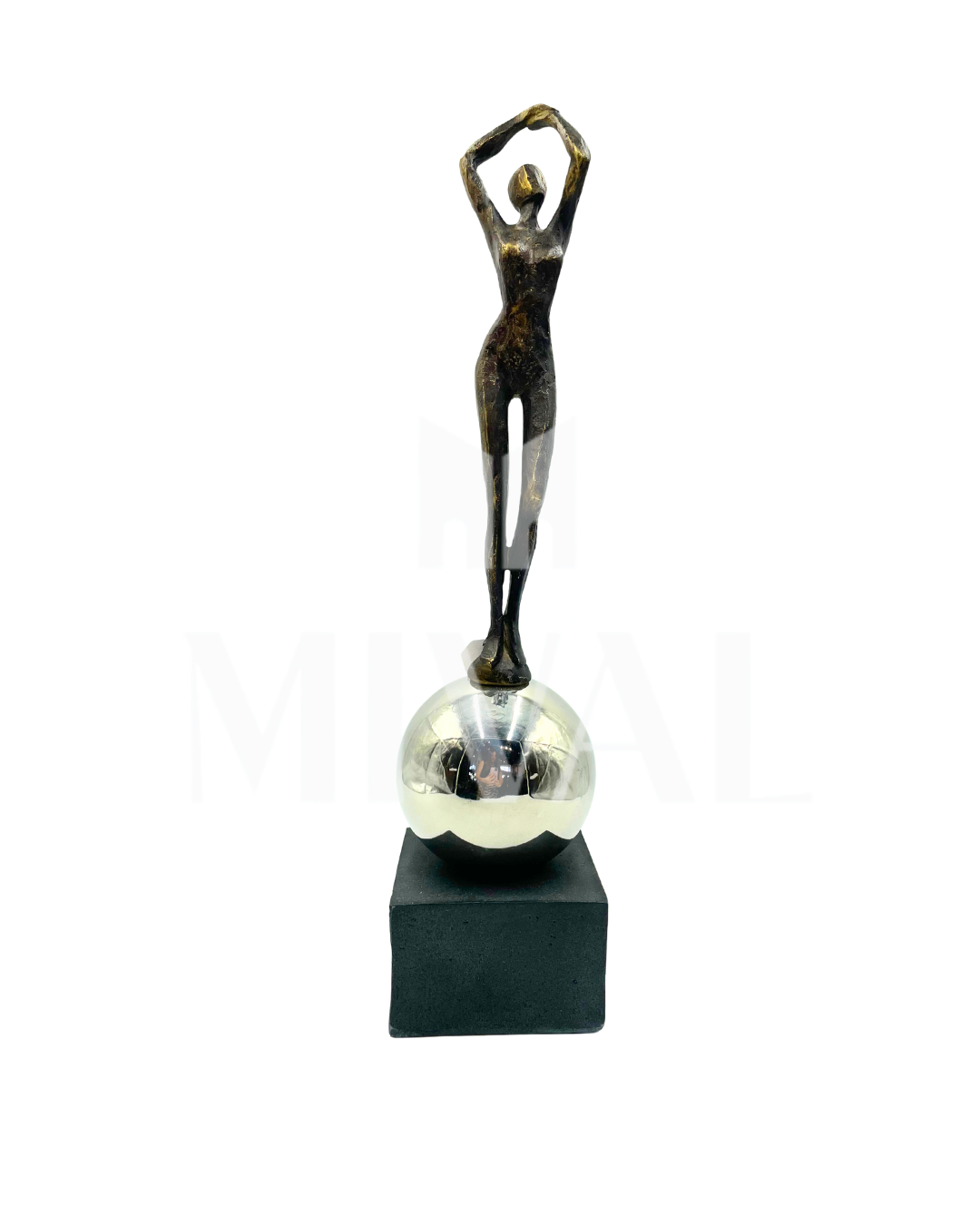 ESCULTURA MUJER SOBRE BOLA