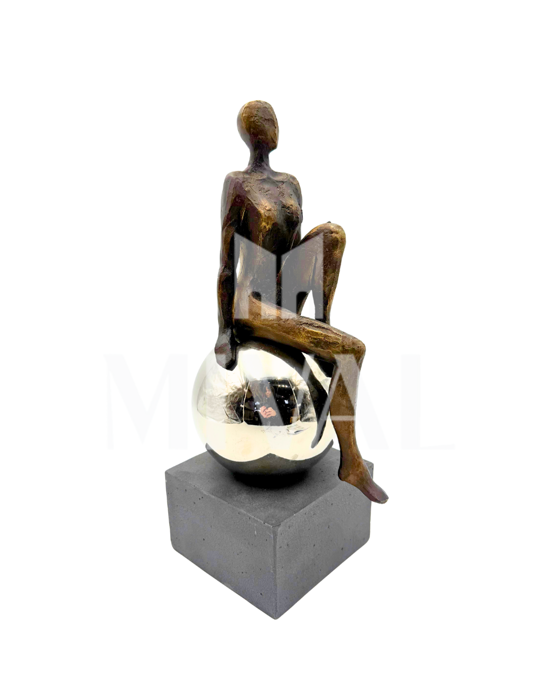 ESCULTURA MUJER SENTADA EN ESFERA