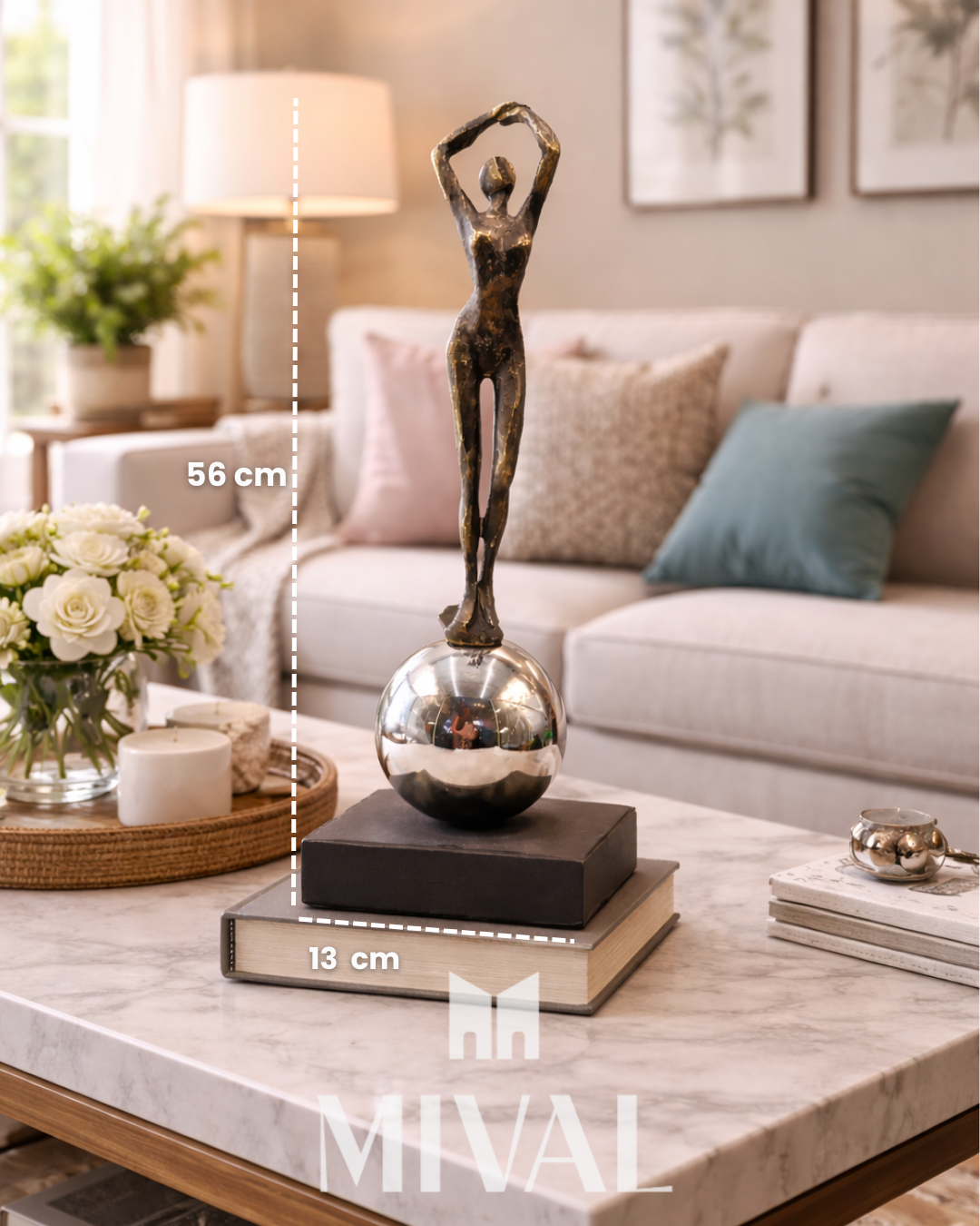 ESCULTURA MUJER SOBRE BOLA