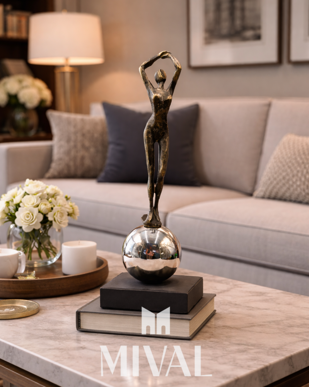 ESCULTURA MUJER SOBRE BOLA