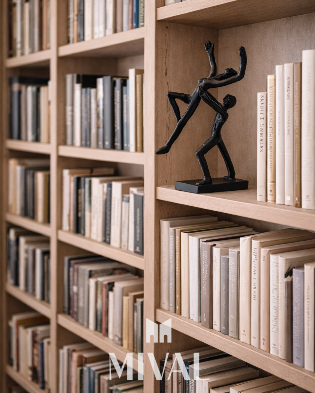 ESCULTURA HOMBRE Y MUJER ALZADA