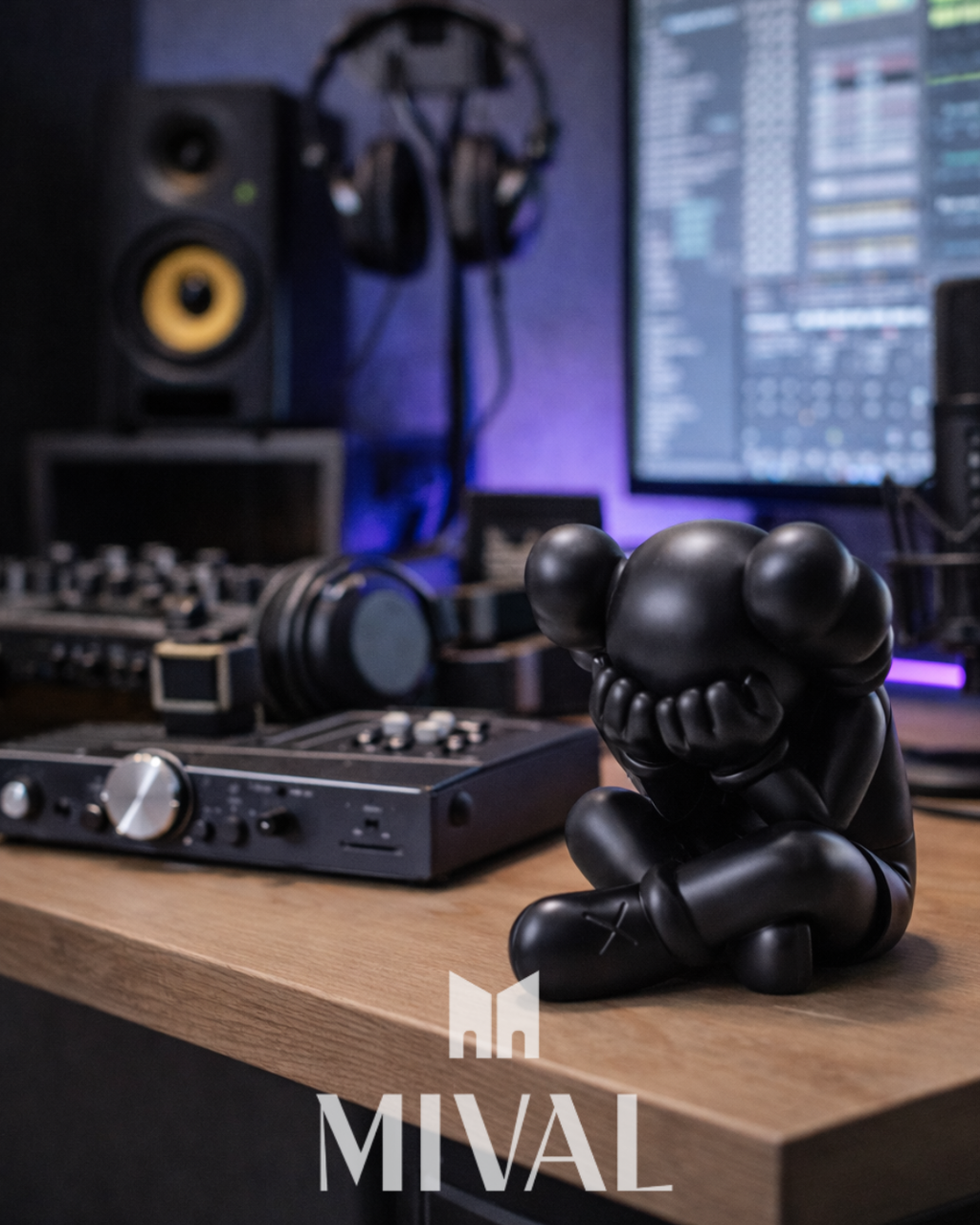 KAWS SENTADO