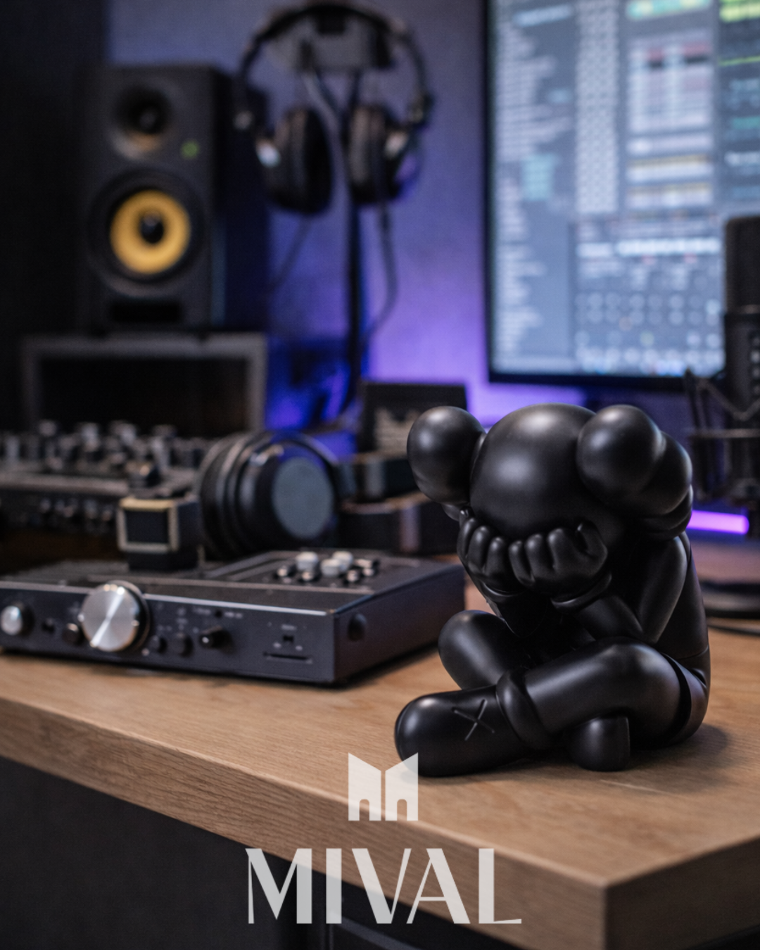 KAWS SENTADO