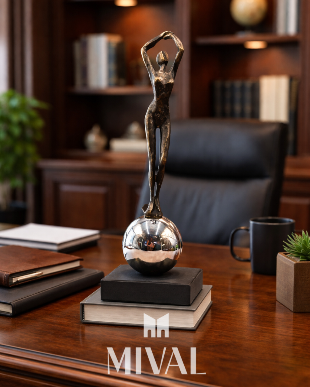 ESCULTURA MUJER SOBRE BOLA
