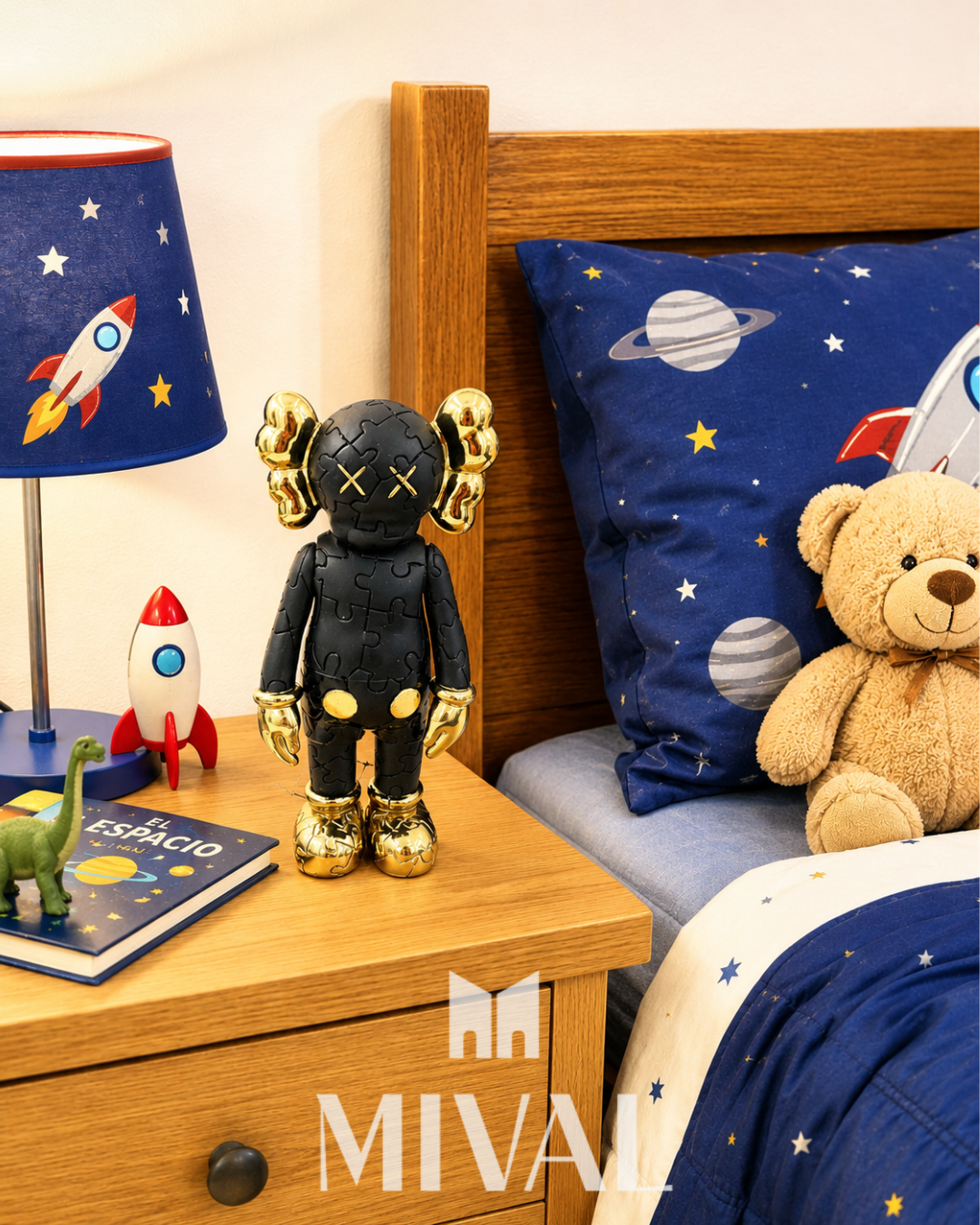 KAWS CHICO NEGRO CON DORADO