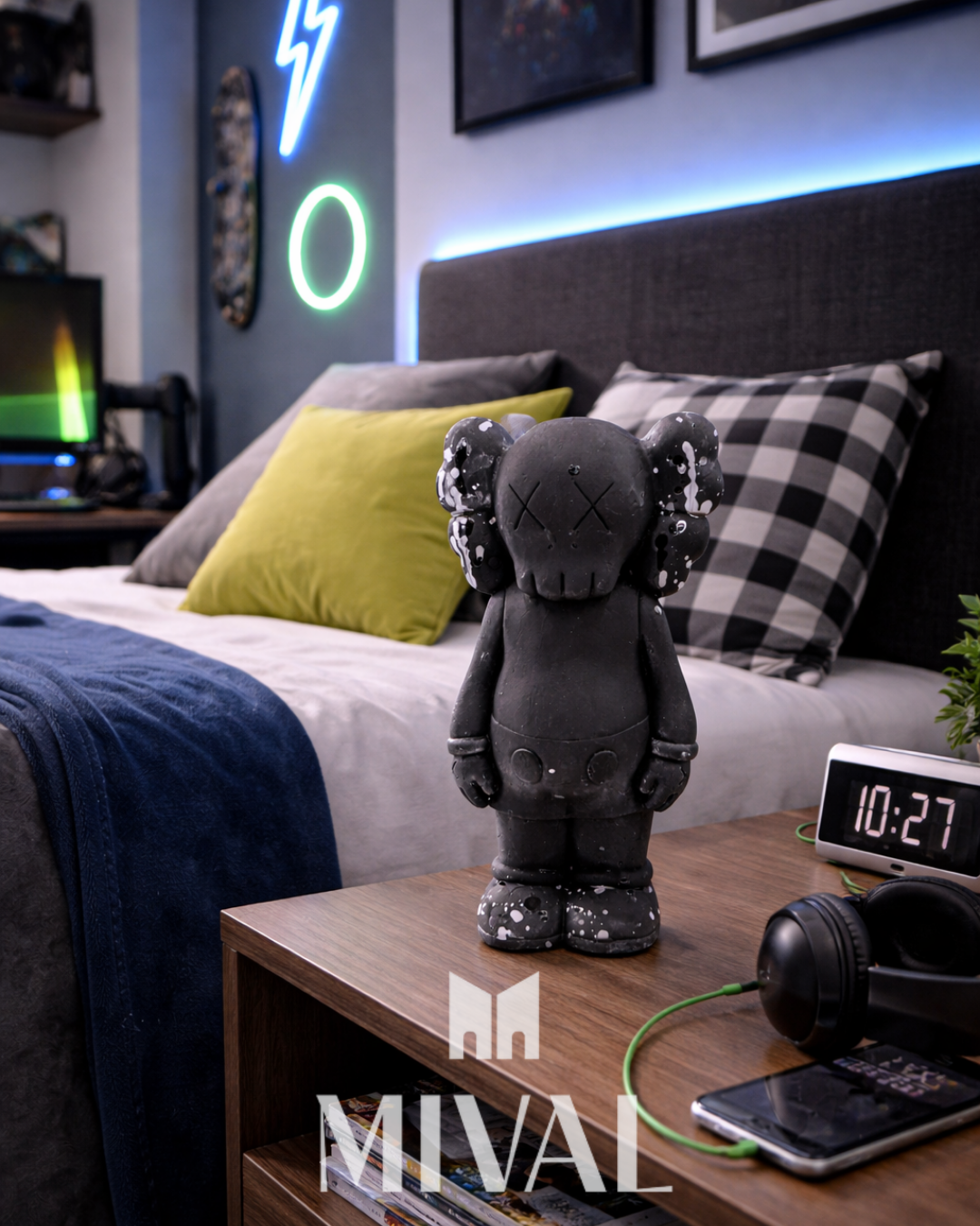 KAWS MICKEY NEGRO CON DORADO