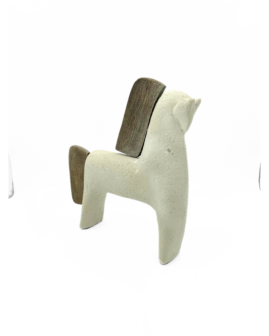 CABALLO BLANCO CON MADERA