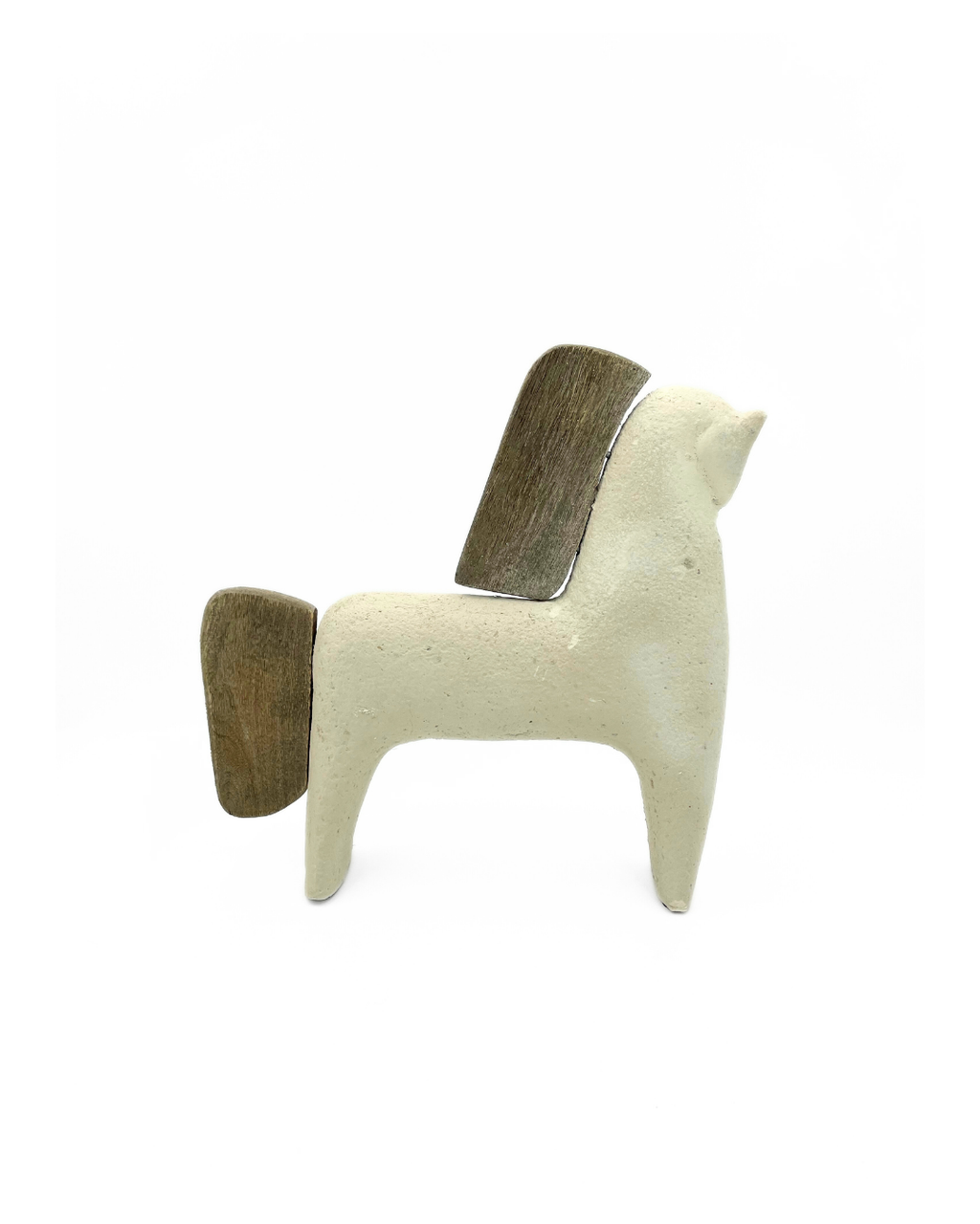 CABALLO BLANCO CON MADERA