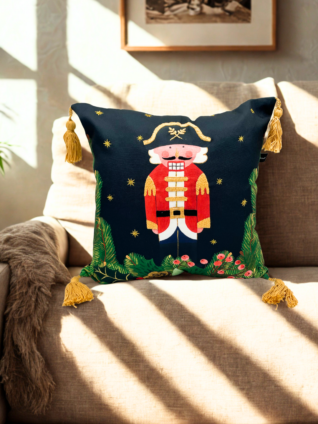 COJIN CASCANUECES NEGRO CON DORADO