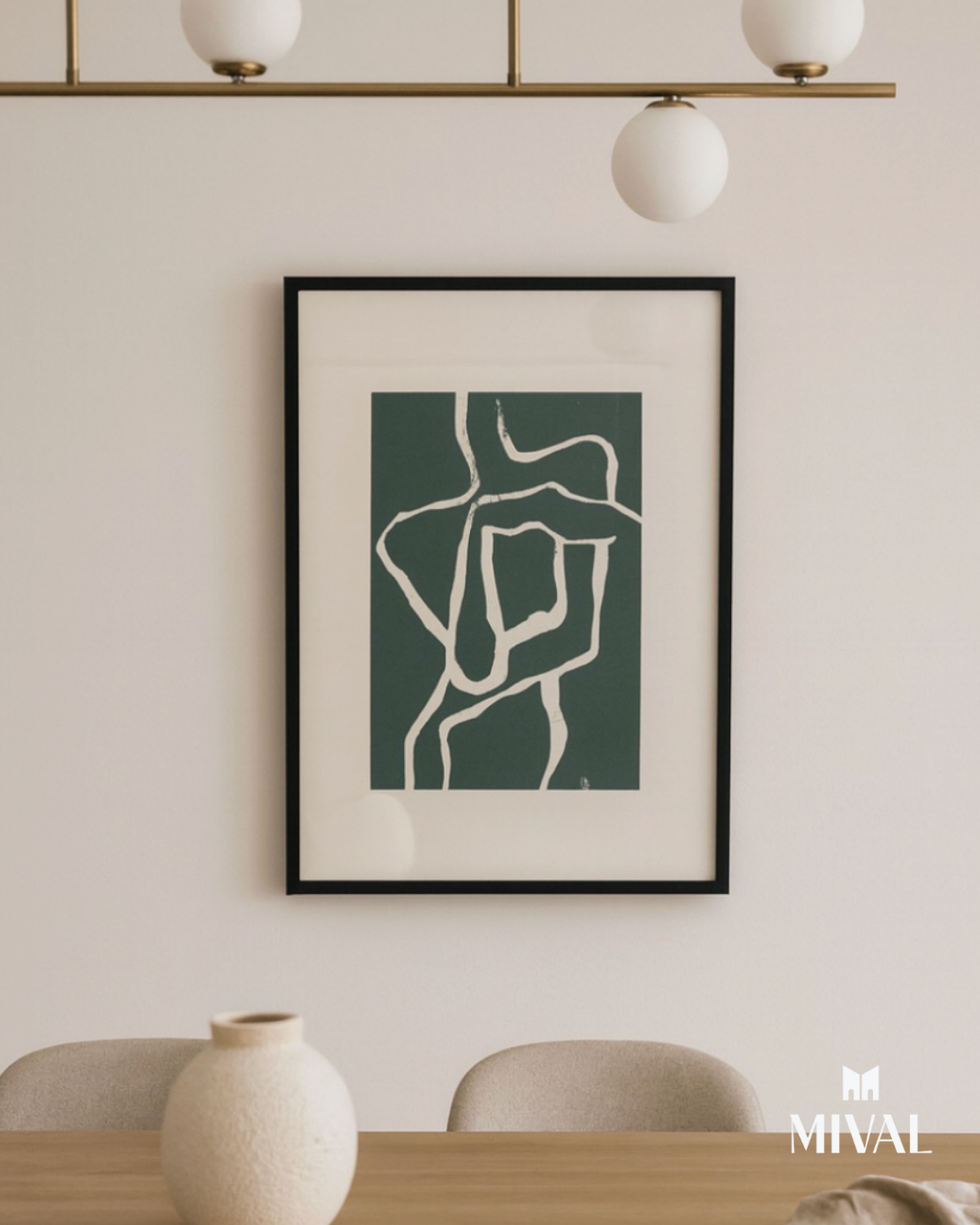 SILUETA DE MUJER CUBRIENDO BUSTO