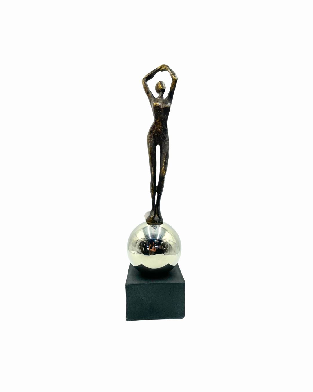 ESCULTURA MUJER SOBRE BOLA