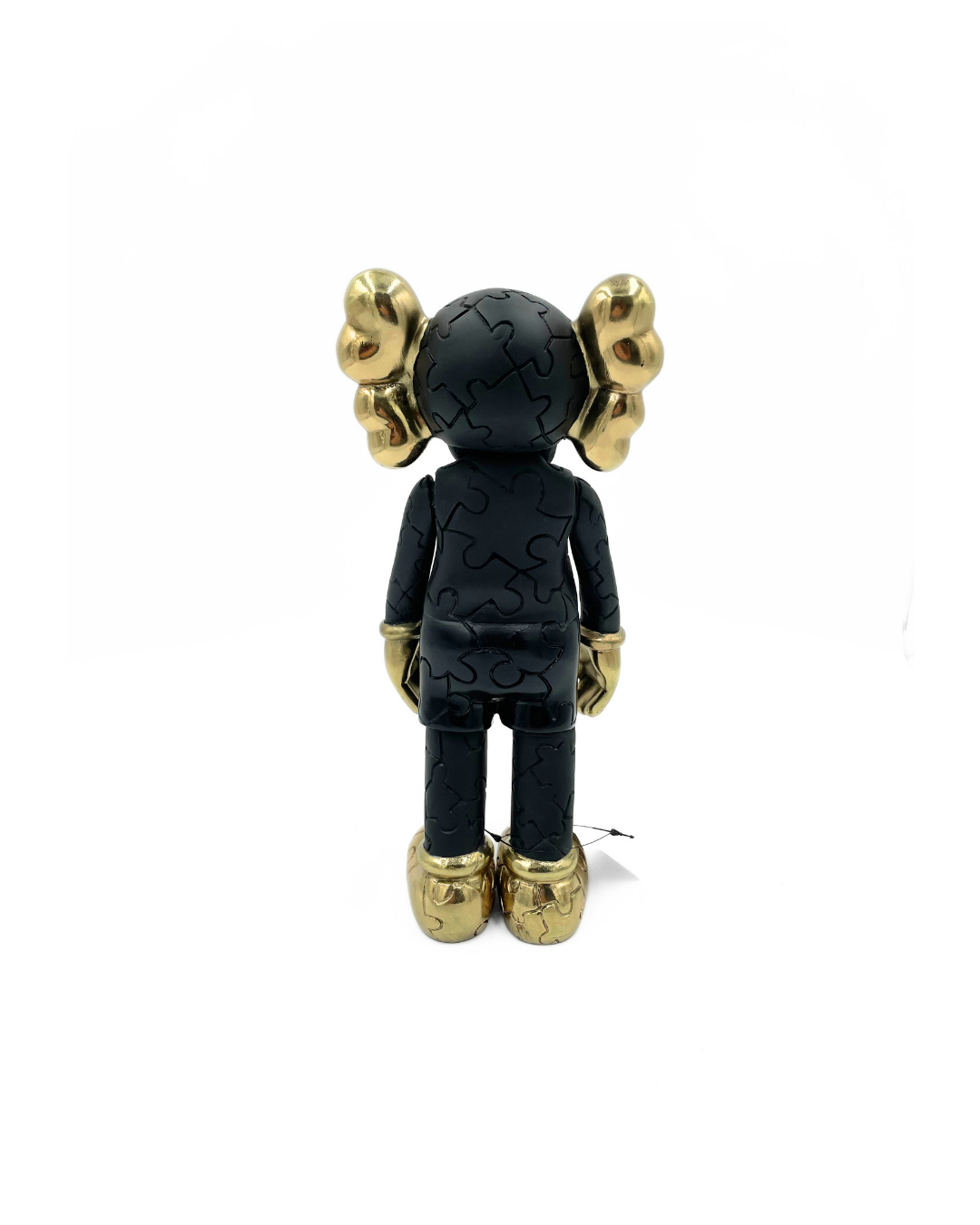 KAWS CHICO NEGRO CON DORADO